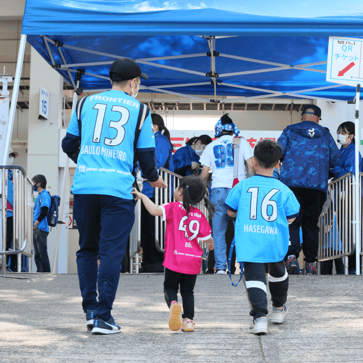 横浜FCには魅力的な選手がたくさん所属しています！プレースタイルや雰囲気など直感で推しを見つけたり、年齢が近い選手や出身地が同じ、趣味が同じなどきっかけはなんでもいいんです！オフィシャルクラブマスコット「フリ丸」を推すのもＯＫ◎推しを見つけたら、SNSをフォローしたり、グッズを買ったりして選手をあと押ししてください！